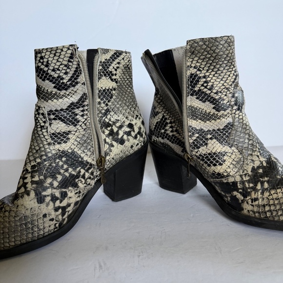 Blondo Elvina Waterproof Ankle Boots Snakeskin Print Leather Size 7 Western - Picture 10 of 15